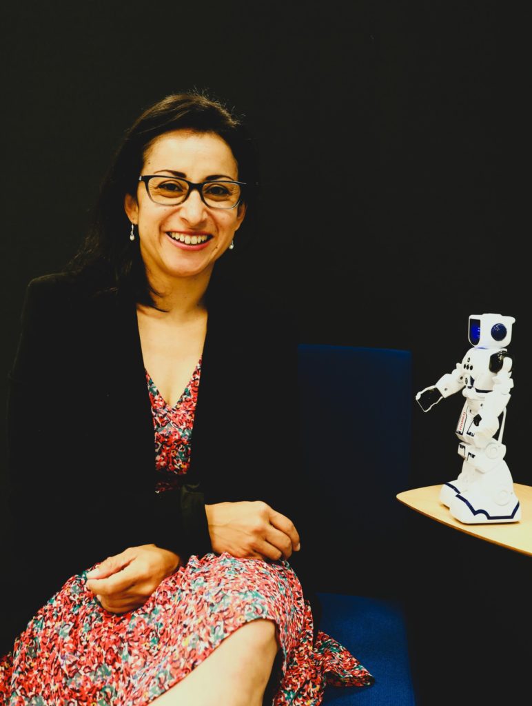 Andréa Quintero consultante IA chez IAQ Consulting - spécialiste IA appliquée aux métiers photo avec un robot