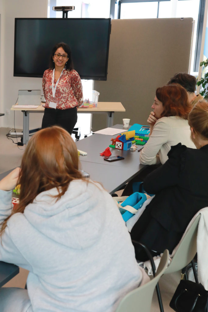 Andréa Quintero consultante IA chez IAQ Consulting - spécialiste IA appliquée aux métiers lors d'un atelier lego® formation IA