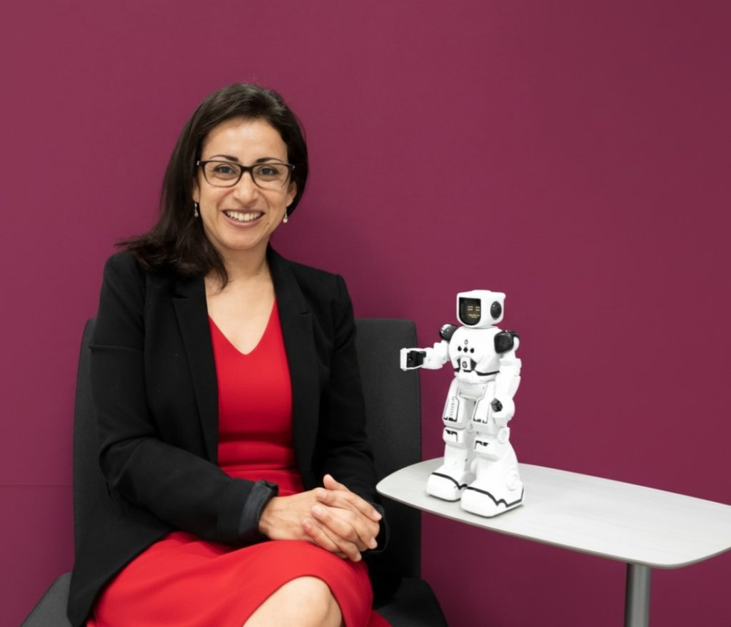 Andréa Quintero consultante IA chez IAQ Consulting - spécialiste IA appliquée aux métiers - photo avec un robot